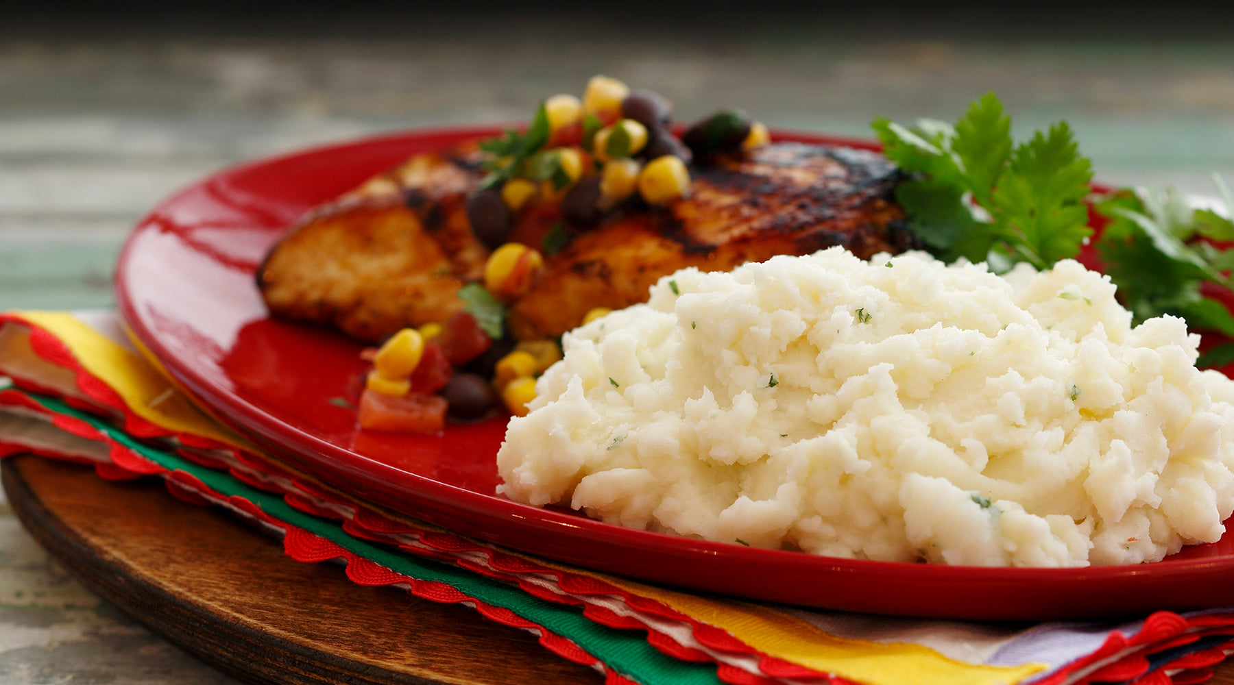 Idahoan Roasted Garlic Mashed Potatoes on a plate with chicken